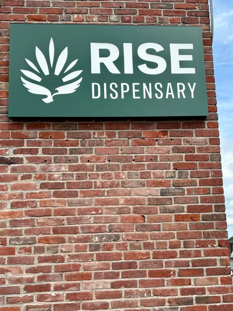 Rise – Dracut interior with Good Vibes packaging and product information.